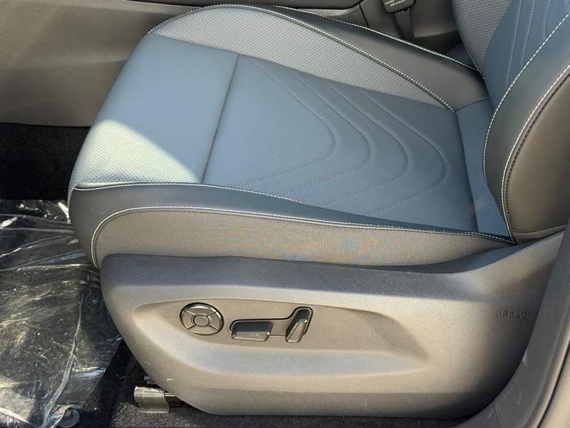 Volkswagen Tiguan Vehicle Full-screen Gallery Image 16