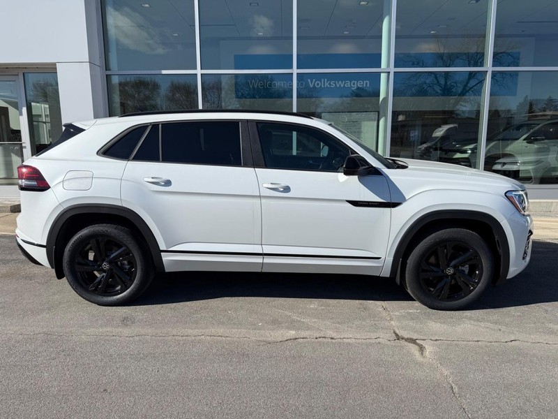 Volkswagen Atlas Cross Sport Vehicle Full-screen Gallery Image 2