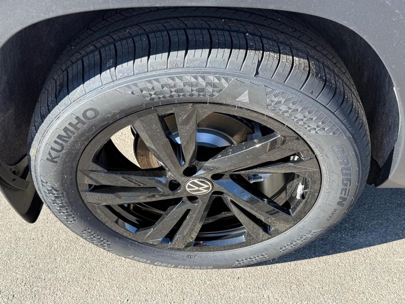 Volkswagen Atlas Cross Sport Vehicle Full-screen Gallery Image 4