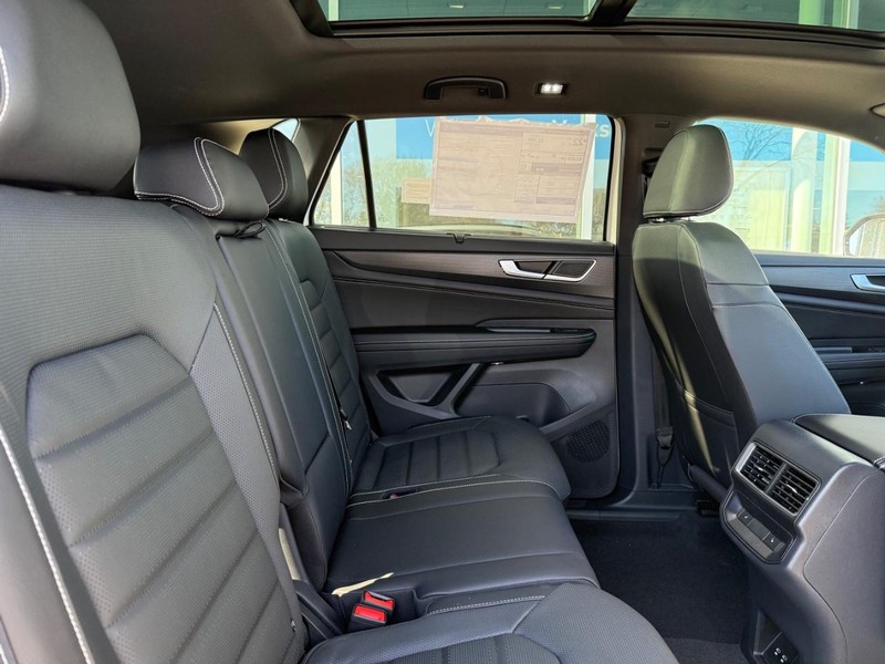 Volkswagen Atlas Cross Sport Vehicle Full-screen Gallery Image 5