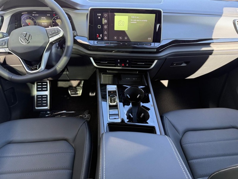 Volkswagen Atlas Cross Sport Vehicle Full-screen Gallery Image 6