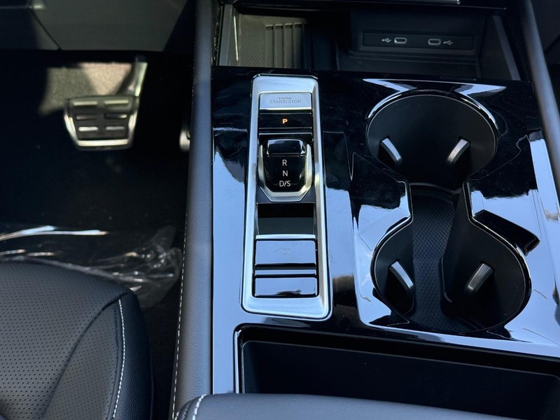 Volkswagen Atlas Cross Sport Vehicle Full-screen Gallery Image 8