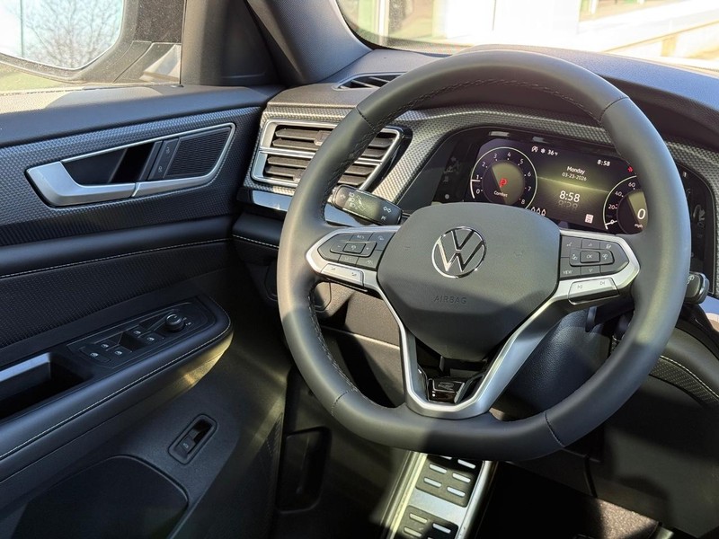 Volkswagen Atlas Cross Sport Vehicle Full-screen Gallery Image 9