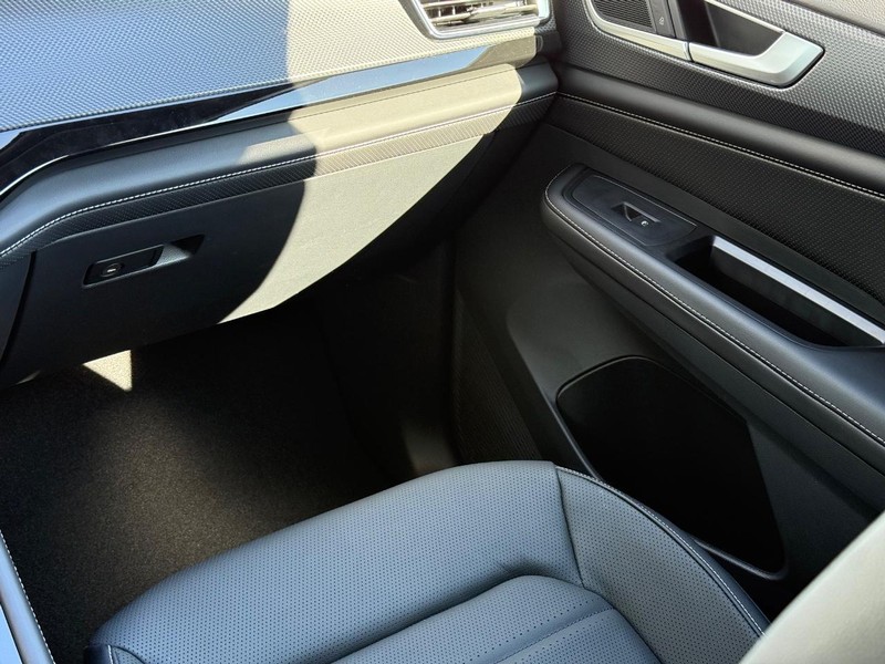 Volkswagen Atlas Cross Sport Vehicle Full-screen Gallery Image 10