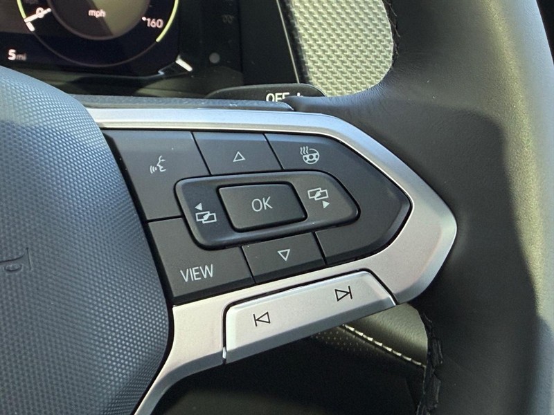 Volkswagen Atlas Cross Sport Vehicle Full-screen Gallery Image 12