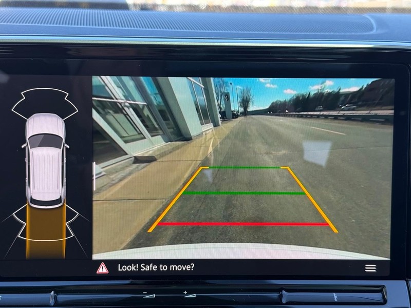 Volkswagen Atlas Cross Sport Vehicle Full-screen Gallery Image 13