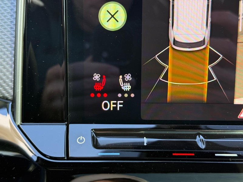 Volkswagen Atlas Cross Sport Vehicle Full-screen Gallery Image 14