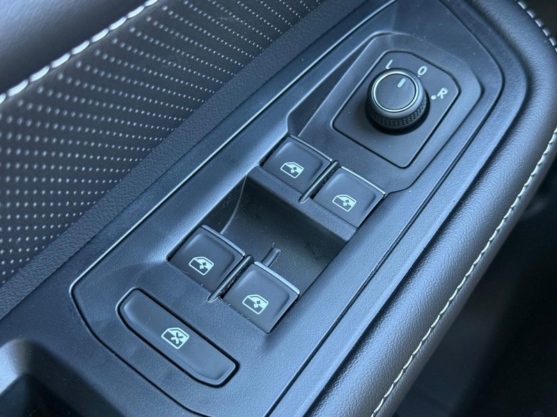 Volkswagen Atlas Cross Sport Vehicle Full-screen Gallery Image 15