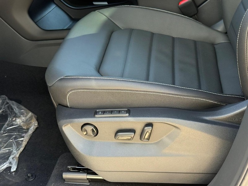 Volkswagen Atlas Cross Sport Vehicle Full-screen Gallery Image 16