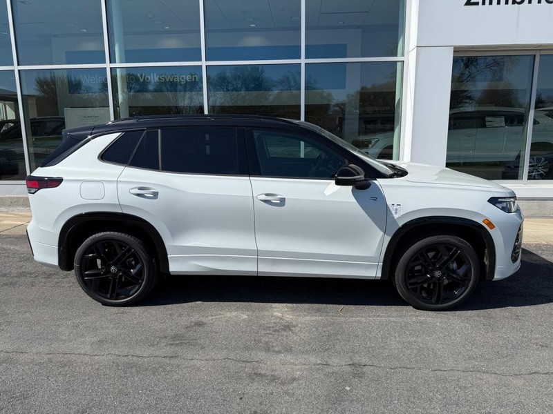 Volkswagen Tiguan Vehicle Full-screen Gallery Image 2