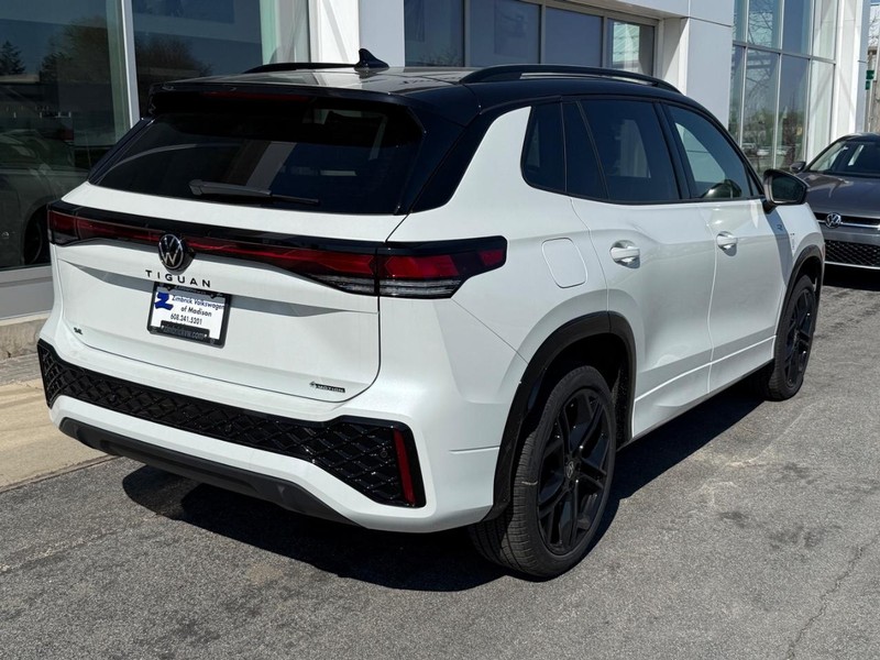 Volkswagen Tiguan Vehicle Full-screen Gallery Image 3