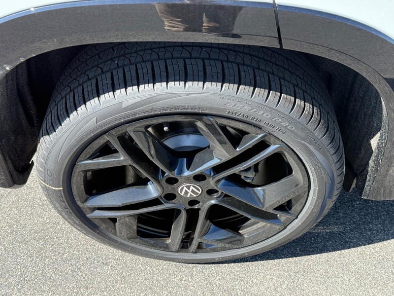 Volkswagen Tiguan Vehicle Full-screen Gallery Image 4