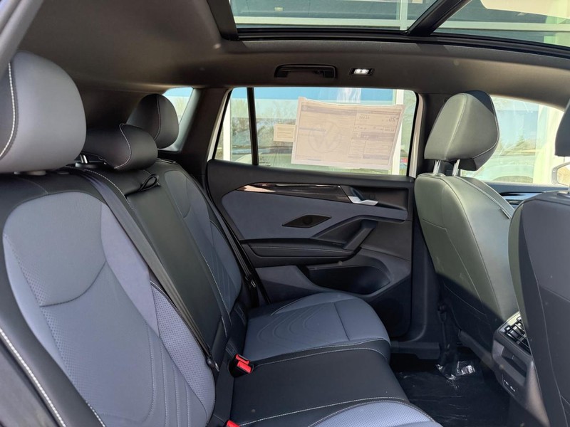 Volkswagen Tiguan Vehicle Full-screen Gallery Image 5