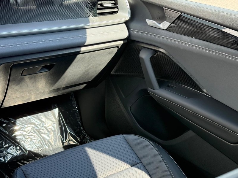 Volkswagen Tiguan Vehicle Full-screen Gallery Image 10
