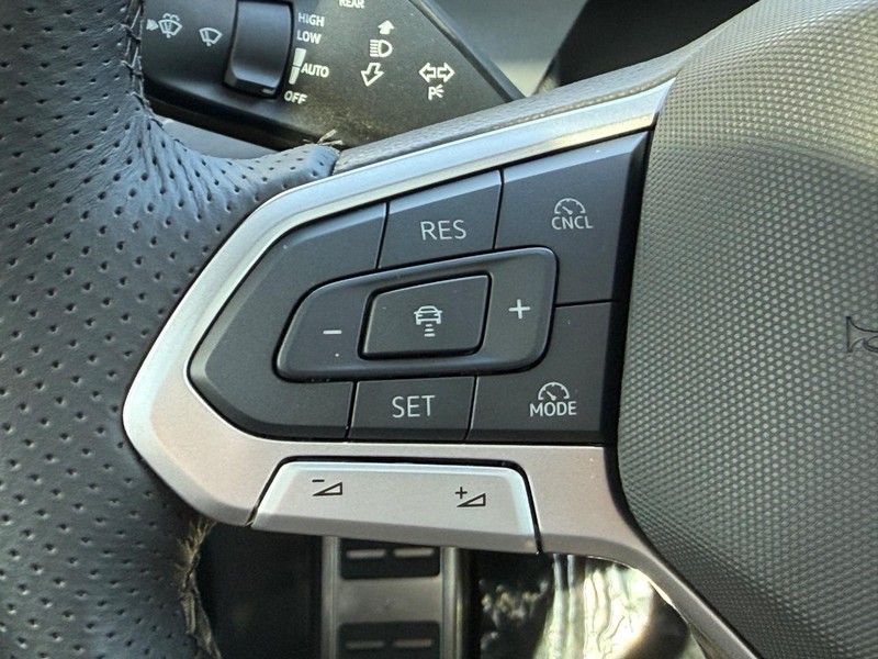 Volkswagen Tiguan Vehicle Full-screen Gallery Image 11