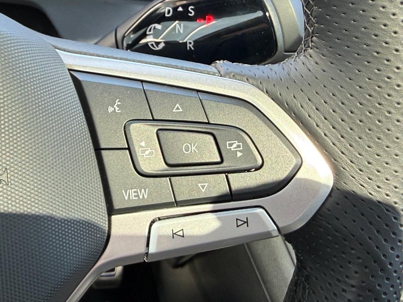 Volkswagen Tiguan Vehicle Full-screen Gallery Image 12