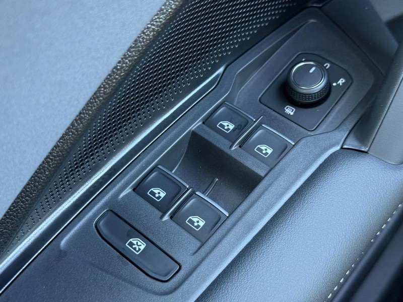 Volkswagen Tiguan Vehicle Full-screen Gallery Image 16
