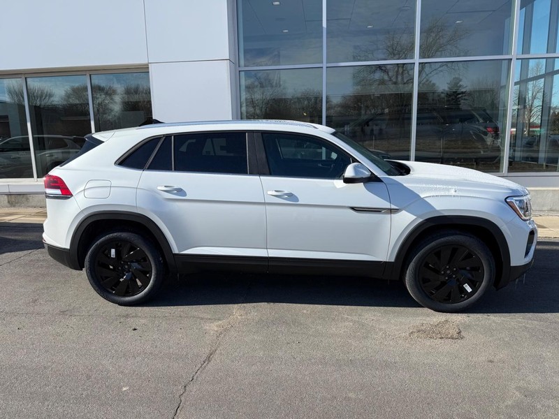 Volkswagen Atlas Cross Sport Vehicle Full-screen Gallery Image 2