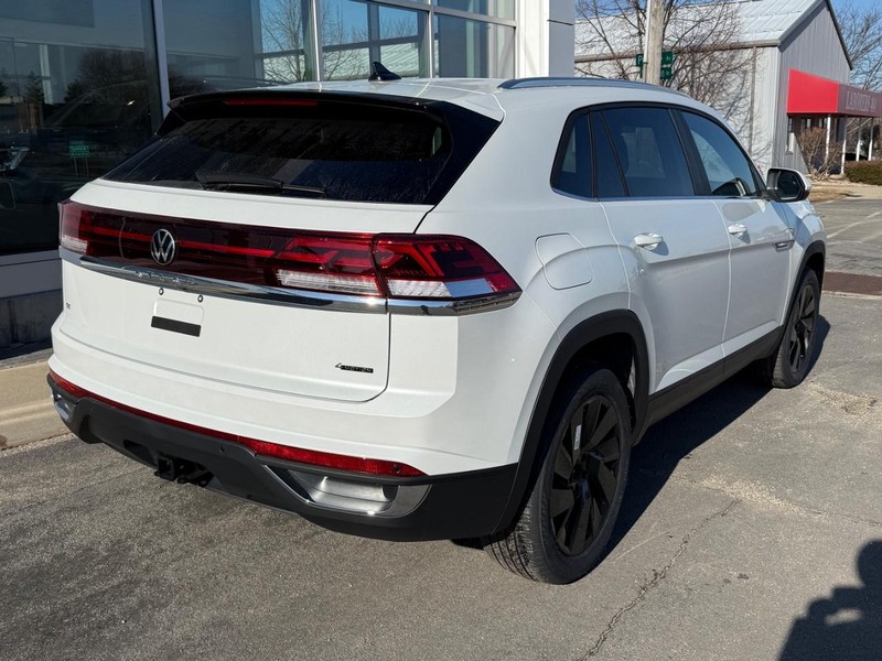 Volkswagen Atlas Cross Sport Vehicle Full-screen Gallery Image 3