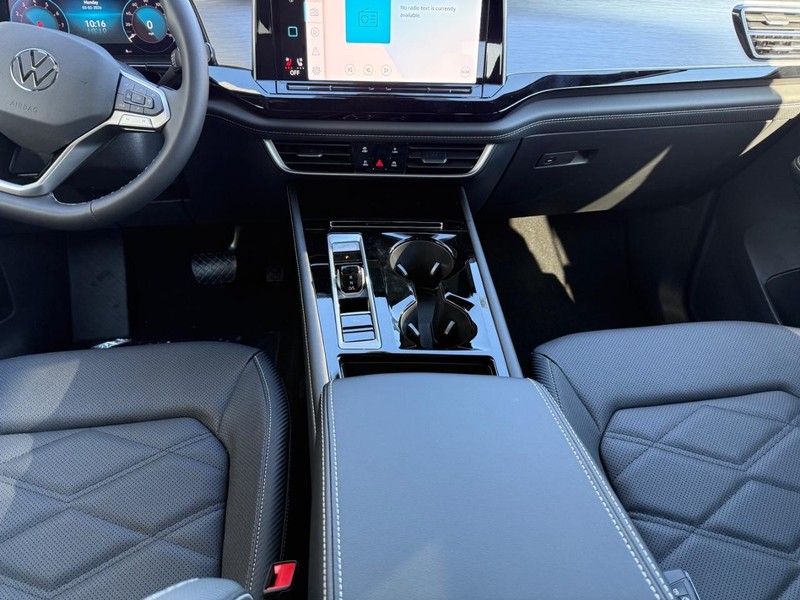 Volkswagen Atlas Cross Sport Vehicle Full-screen Gallery Image 5