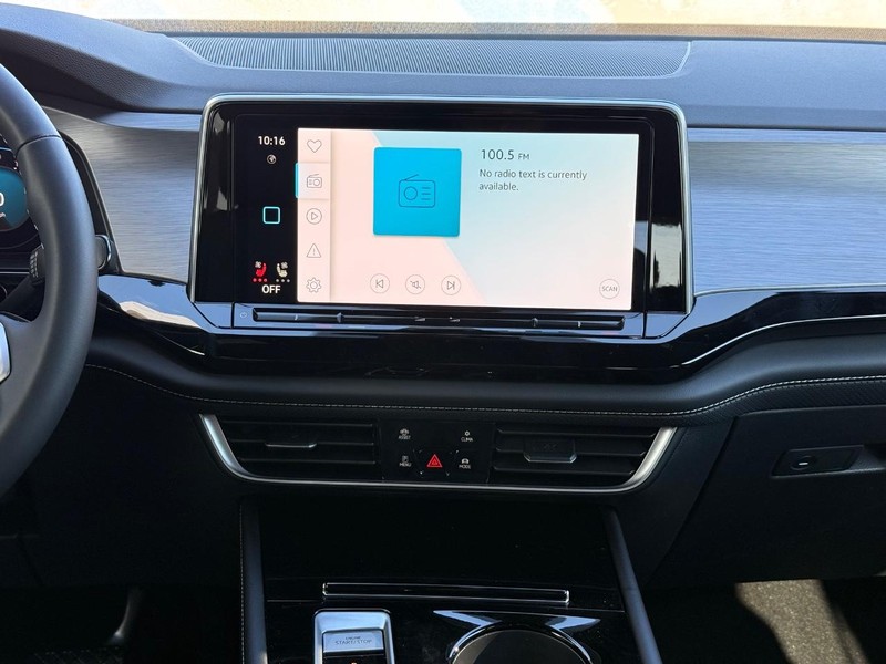 Volkswagen Atlas Cross Sport Vehicle Full-screen Gallery Image 6