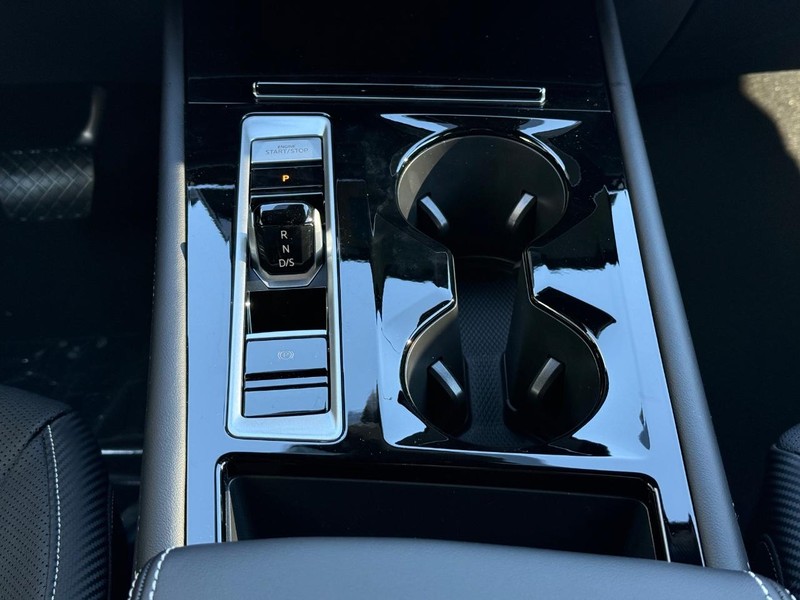 Volkswagen Atlas Cross Sport Vehicle Full-screen Gallery Image 7