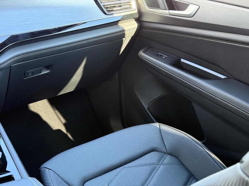 Volkswagen Atlas Cross Sport Vehicle Full-screen Gallery Image 8