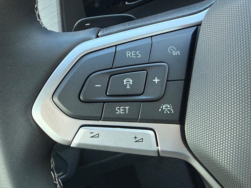 Volkswagen Atlas Cross Sport Vehicle Full-screen Gallery Image 9