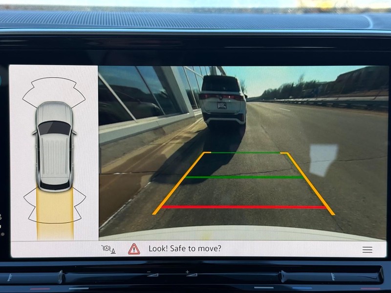 Volkswagen Atlas Cross Sport Vehicle Full-screen Gallery Image 11