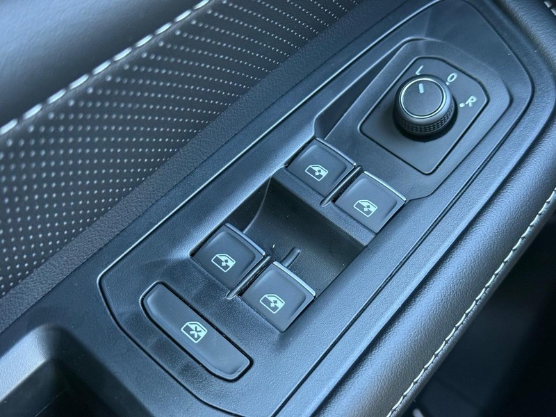 Volkswagen Atlas Cross Sport Vehicle Full-screen Gallery Image 13