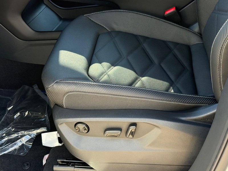 Volkswagen Atlas Cross Sport Vehicle Full-screen Gallery Image 14