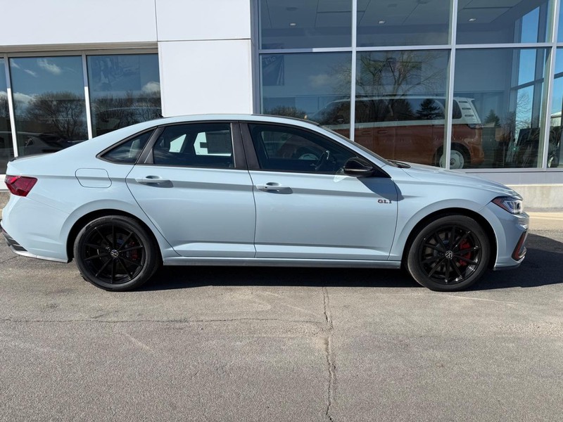 Volkswagen Jetta GLI Vehicle Full-screen Gallery Image 2