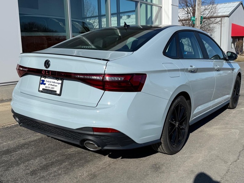 Volkswagen Jetta GLI Vehicle Full-screen Gallery Image 3