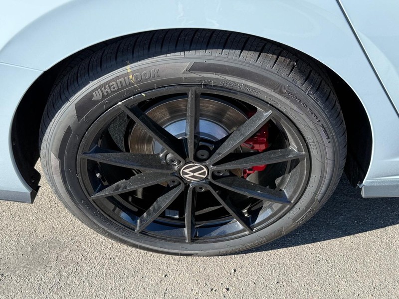 Volkswagen Jetta GLI Vehicle Full-screen Gallery Image 4