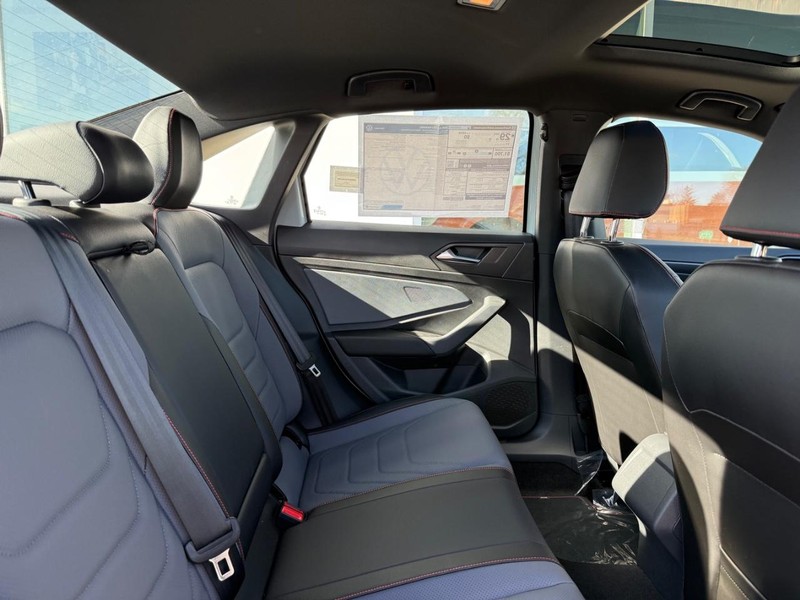 Volkswagen Jetta GLI Vehicle Full-screen Gallery Image 5