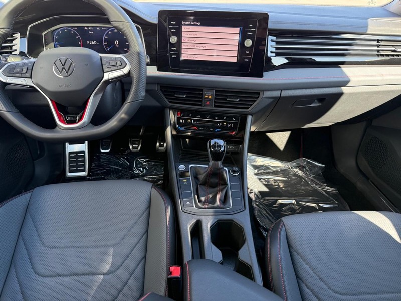 Volkswagen Jetta GLI Vehicle Full-screen Gallery Image 6