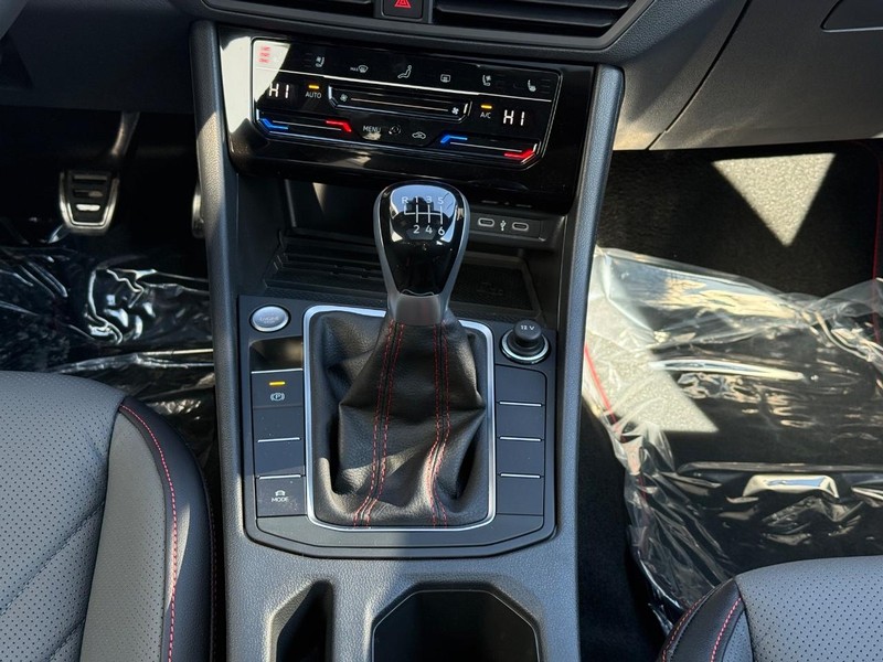 Volkswagen Jetta GLI Vehicle Full-screen Gallery Image 8