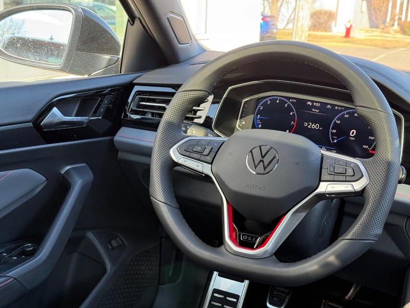 Volkswagen Jetta GLI Vehicle Full-screen Gallery Image 9