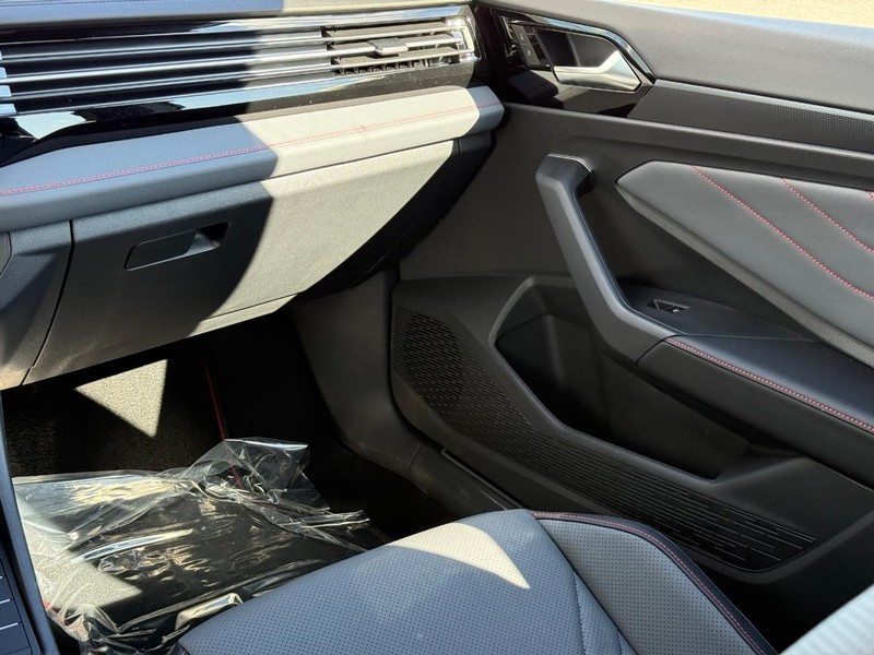 Volkswagen Jetta GLI Vehicle Full-screen Gallery Image 10