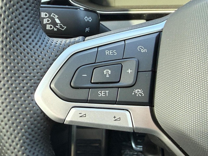 Volkswagen Jetta GLI Vehicle Full-screen Gallery Image 11