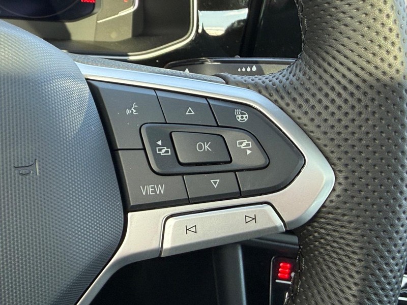 Volkswagen Jetta GLI Vehicle Full-screen Gallery Image 12