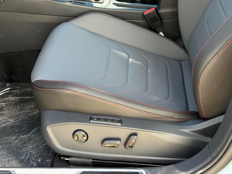 Volkswagen Jetta GLI Vehicle Full-screen Gallery Image 16