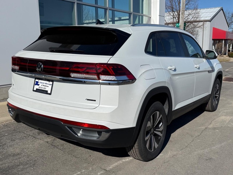 Volkswagen Atlas Cross Sport Vehicle Full-screen Gallery Image 3