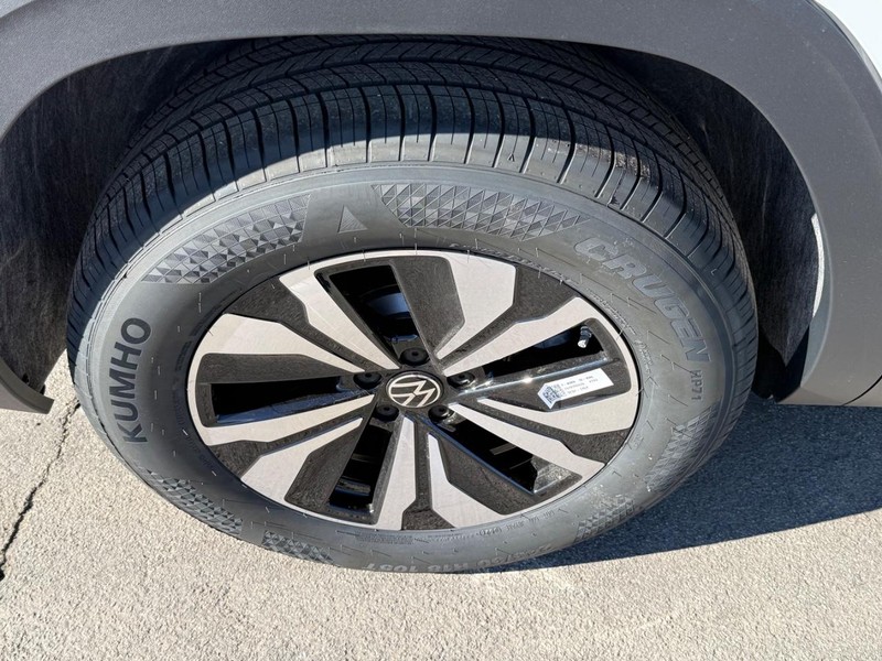 Volkswagen Atlas Cross Sport Vehicle Full-screen Gallery Image 4