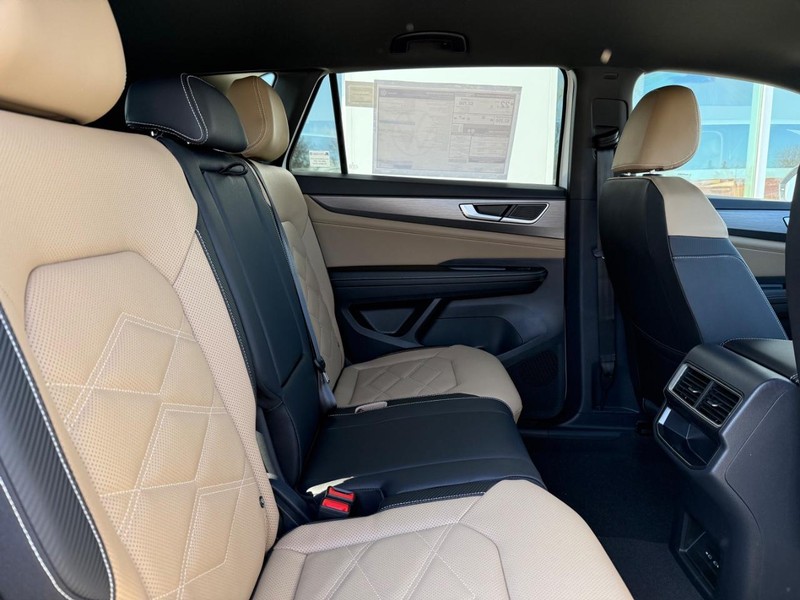 Volkswagen Atlas Cross Sport Vehicle Full-screen Gallery Image 5