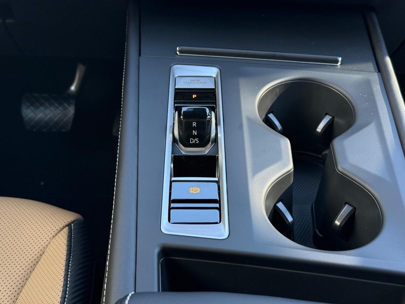 Volkswagen Atlas Cross Sport Vehicle Full-screen Gallery Image 8