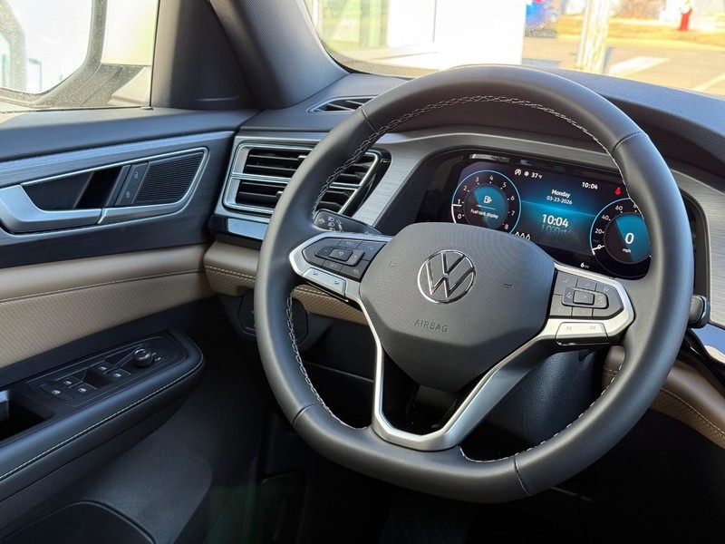 Volkswagen Atlas Cross Sport Vehicle Full-screen Gallery Image 9