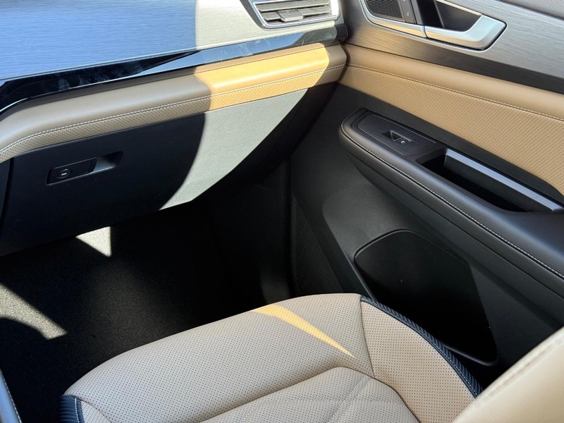 Volkswagen Atlas Cross Sport Vehicle Full-screen Gallery Image 11