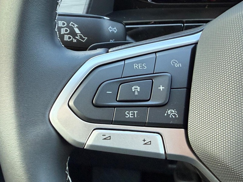 Volkswagen Atlas Cross Sport Vehicle Full-screen Gallery Image 12