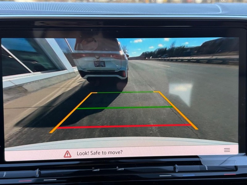 Volkswagen Atlas Cross Sport Vehicle Full-screen Gallery Image 14